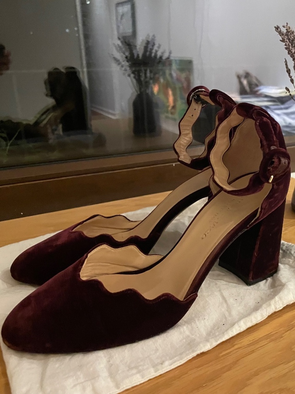 Burgundy velvet scalloped heels CLUB MONACO size 39